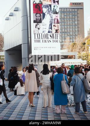 TOKYO, GIAPPONE - 7 febbraio 2024: Fan di Taylor Swift davanti a un grande schermo di fronte al Tokyo Dome, dove le persone sono riunite prima di un concerto Swift. Foto Stock