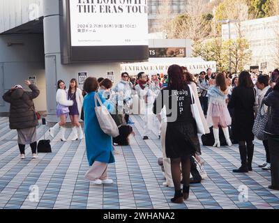 TOKYO, GIAPPONE - 7 febbraio 2024: Fan di Taylor Swift davanti a un grande schermo di fronte al Tokyo Dome, dove le persone sono riunite prima di un concerto Swift. Foto Stock