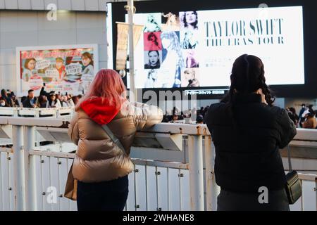 TOKYO, GIAPPONE - 7 febbraio 2024: Fan di Taylor Swift davanti a un grande schermo di fronte al Tokyo Dome, dove le persone sono riunite prima di un concerto Swift. Foto Stock