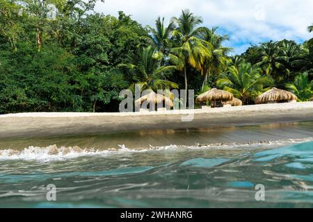 Sedie da spiaggia di lusso su Una spiaggia tropicale Foto Stock