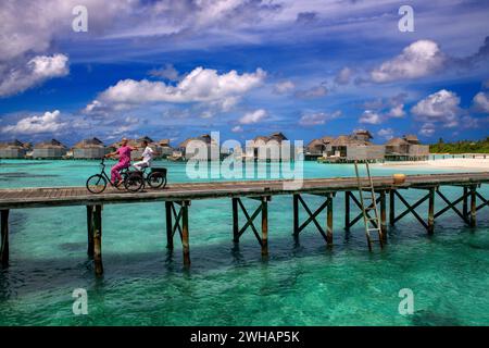 Personale felice delle lussuose ville sull'acqua di Six Senses Laamu maldives, ville resort di lusso, regione dell'atollo di Laamu Maldive Foto Stock