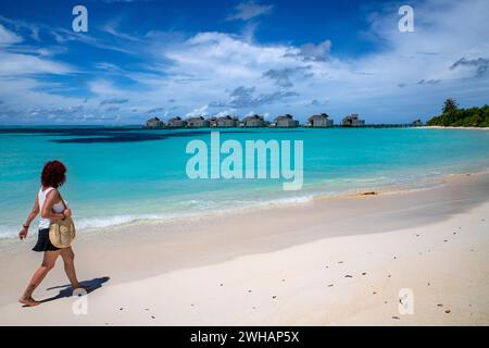 Camminando sulla spiaggia bianca del lussuoso hotel Six Senses Laamu maldives, ville resort di lusso, regione dell'atollo di Laamu, Maldive Foto Stock