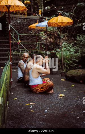 Tempio balinese sebatu sorgente di acqua Santa, gli uomini pregano. Foto Stock