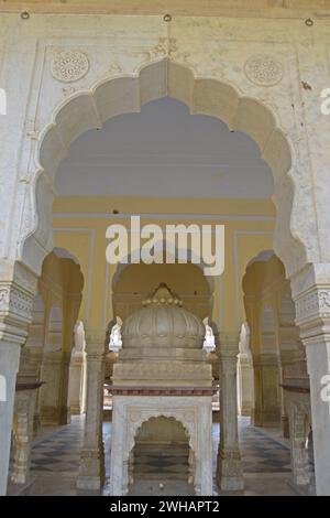 Parte architettonica di Gatore Ki Chhatriyan ( terreno crematorio reale ) , Jaipur, Rajasthan, India Foto Stock