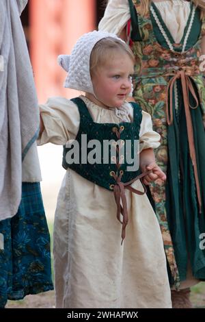 Bambino vestito con abiti medievali alla fiera rinascimentale verticale Foto Stock