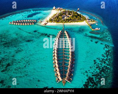 Vista aerea del resort di lusso Outrigger maldives Maafushivaru, regione dell'atollo di Ari Sud Maldive Foto Stock