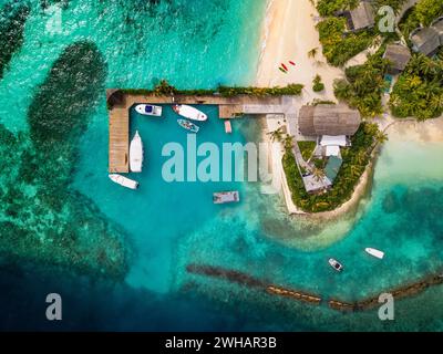 Vista aerea del resort di lusso Outrigger maldives Maafushivaru, regione dell'atollo di Ari Sud Maldive Foto Stock