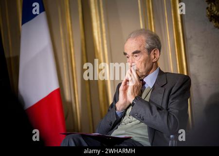 © Xavier de Torres/Maxppp. 09/02 Décès de Robert Badinter ARCHIVES FRANCE morte di Robert Badinter, nato il 30 marzo 1928 a Parigi, è un politico, giurista e saggista francese. Professore di diritto privato e avvocato al foro di Parigi, divenne noto al grande pubblico per la sua lotta contro la pena di morte, la cui abolizione sostenne dinanzi al Parlamento nel 1981. FILE 10/10/2014 ; PARIGI ; FRANCIA - QUAI D ORSAY. JOURNEE INTERNATIONALE CONTRE LA PEINE DE MORT./QUAI D ORSAY. GIORNATA INTERNAZIONALE CONTRO LA PENA DI MORTE. Robert BADINTER. (MaxPPP TagID: maxnewsworldthree592361.jp Foto Stock