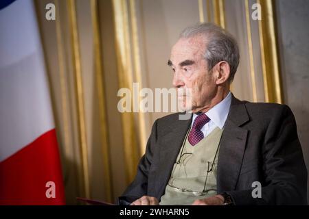 © Xavier de Torres/Maxppp. 09/02 Décès de Robert Badinter ARCHIVES FRANCE morte di Robert Badinter, nato il 30 marzo 1928 a Parigi, è un politico, giurista e saggista francese. Professore di diritto privato e avvocato al foro di Parigi, divenne noto al grande pubblico per la sua lotta contro la pena di morte, la cui abolizione sostenne dinanzi al Parlamento nel 1981. FILE 10/10/2014 ; PARIGI ; FRANCIA - QUAI D ORSAY. JOURNEE INTERNATIONALE CONTRE LA PEINE DE MORT./QUAI D ORSAY. GIORNATA INTERNAZIONALE CONTRO LA PENA DI MORTE. Robert BADINTER. (MaxPPP TagID: maxnewsworldthree592398.jp Foto Stock