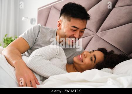 Diverse coppie romantiche si svegliano a letto durante la luna di miele. Foto Stock