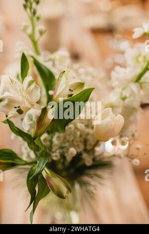 Vista dall'alto dell'elegante bouquet floreale con tulipani, respiro e gigli del bambino Foto Stock