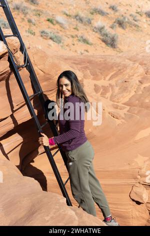 Il turista femminile entra nell'Antelope Canyon, Arizona Foto Stock