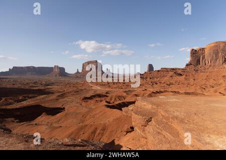 La West e la East Mitten Buttes si trovano a due passi dal Monument Valley Navajo Tribal Park nella parte nord-orientale della Navajo County, Arizona. Foto Stock