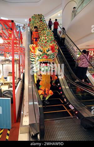 Bangkok, Thailandia. 9 febbraio 2024. Un drago cavalca la scala mobile del complesso Silom durante le celebrazioni del capodanno lunare cinese per l'anno del drago 2024 a Bangkok, Thailandia credito: Paul Brown/Alamy Live News Foto Stock