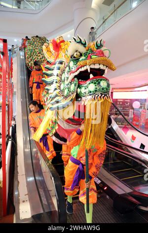 Bangkok, Thailandia. 9 febbraio 2024. Un drago cavalca la scala mobile del complesso Silom durante le celebrazioni del capodanno lunare cinese per l'anno del drago 2024 a Bangkok, Thailandia credito: Paul Brown/Alamy Live News Foto Stock