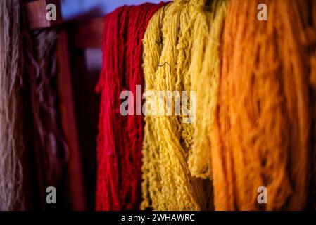 Primo piano di spiedini di lana di colore giallo rosso viola rosa arancio fili di lana di alpaca palle colorate di lana Vicuna pendenti di lana Inca in Perù Foto Stock