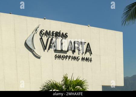 Puerto Vallarta, Messico - 15 gennaio 2024: Vista esterna del centro commerciale Galleries vicino Foto Stock