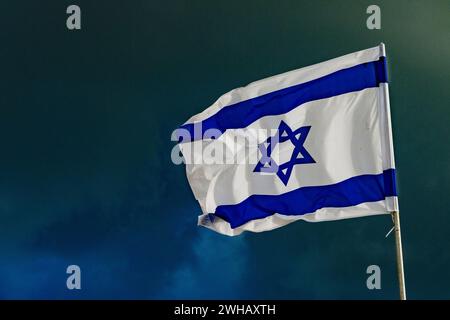 Bandiera israeliana che sventola nel vento Foto Stock