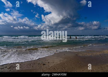 Polacchi intemprati nel Mar Mediterraneo i resti di un molo fotografato a Beit Yanai Beach, Israele, Beit Yanai è un moshav nel centro di Israele. Lo Foto Stock