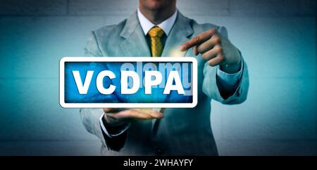 Esperto di legge non riconoscibile che indica un segno VCDPA. Metafora aziendale e tecnologica per la legge sulla protezione dei dati dei consumatori della Virginia, legge sulla privacy Foto Stock