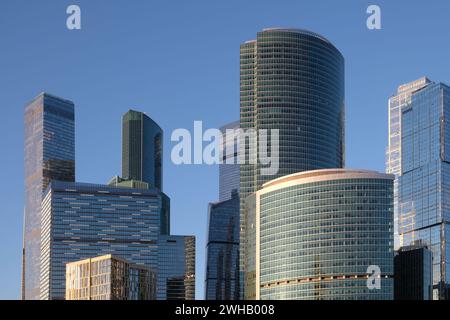Il Moscow City International Business Centre è un fitto grattacielo con un cielo blu senza nuvole Foto Stock