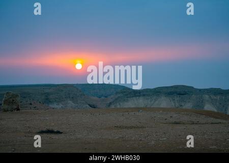 Il sole sorge sul Mar morto e sul deserto giudaico, Israele Foto Stock