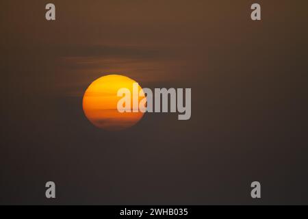 Il sole sorge sul Mar morto e sul deserto giudaico, Israele Foto Stock