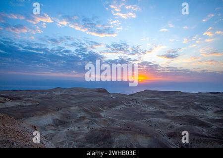 Il sole sorge sul Mar morto e sul deserto giudaico, Israele Foto Stock