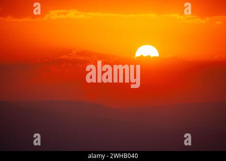 Il sole sorge sul Mar morto e sul deserto giudaico, Israele Foto Stock