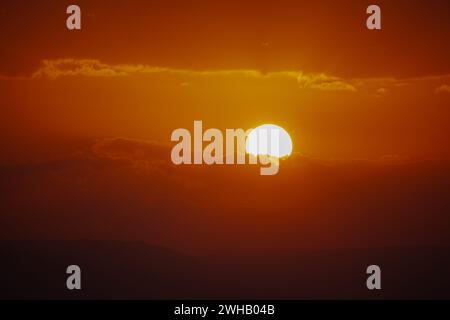 Il sole sorge sul Mar morto e sul deserto giudaico, Israele Foto Stock