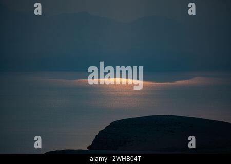 Il sole sorge sul Mar morto e sul deserto giudaico, Israele Foto Stock