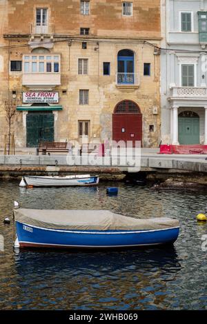 Un grande magazzino chiuso sul lungomare a Kalkara, la Valletta, Malta Foto Stock