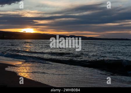 Alba a Issyk Kul, Kirghizistan. Issyk-Kul anche Ysyk-Köl, è un lago salino endorheico (cioè senza deflusso) nei Monti Tianshan occidentali in ea Foto Stock