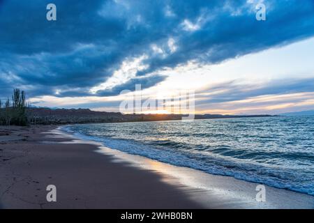 Alba a Issyk Kul, Kirghizistan. Issyk-Kul anche Ysyk-Köl, è un lago salino endorheico (cioè senza deflusso) nei Monti Tianshan occidentali in ea Foto Stock