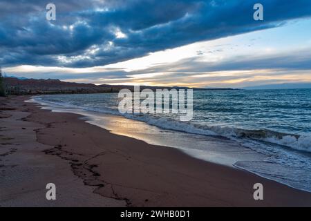 Alba a Issyk Kul, Kirghizistan. Issyk-Kul anche Ysyk-Köl, è un lago salino endorheico (cioè senza deflusso) nei Monti Tianshan occidentali in ea Foto Stock