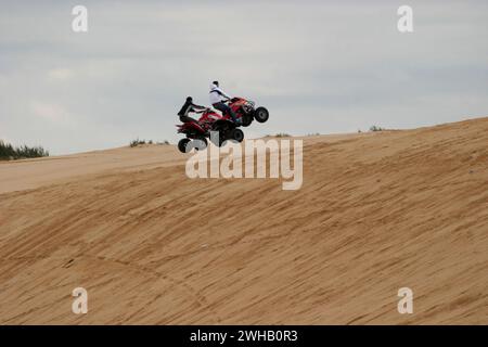 Jeep, frane e veicoli All-Terrain (ATV) tentano di rovinare la pace e la tranquillità e il delicato ecosistema su una duna di sabbia. Fotografato neae Ashd Foto Stock