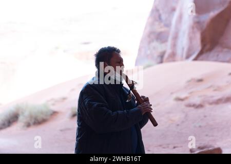 I nativi Navajo suonano il flauto per i turisti nella Monument Valley, Navajo Tribal Park, Arizona, USA Foto Stock