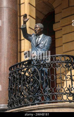 Statua in bronzo di Nelson Mandela di Xhanti Mpakama e Barry Jackson sul balcone del municipio, città del Capo, Capo Occidentale, Sud Africa Foto Stock