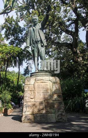 Statua di Cecil Rhodes nel giardino della compagnia, fondata dalla compagnia olandese delle Indie Orientali nel 1652, città del Capo, Capo Occidentale, Sudafrica Foto Stock