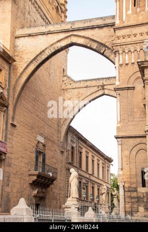 La facciata principale della cattedrale di palermo, collegata con portici al Palazzo degli Arcivescovi Foto Stock