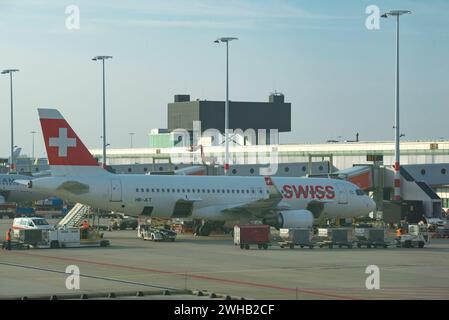 AMSTERDAM, PAESI BASSI - 17 SETTEMBRE 2017: Airbus A320-200 (HB-JLT) della Swiss International Air Linesat nell'aeroporto di Schiphol Foto Stock