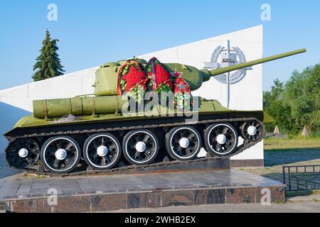 VELIKY NOVGOROD, RUSSIA - 26 GIUGNO 2022: Carro armato T-34-85 - frammento del memoriale della "linea di difesa" in un giorno di giugno soleggiato Foto Stock