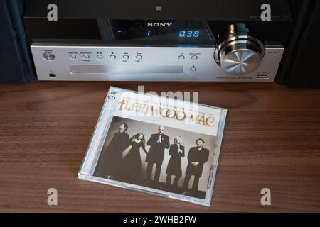 Doppio CD di The Very Best of Fleetwood Mac - un gruppo rock britannico formatosi nel 1967. Davanti a un lettore CD Sony. REGNO UNITO Foto Stock