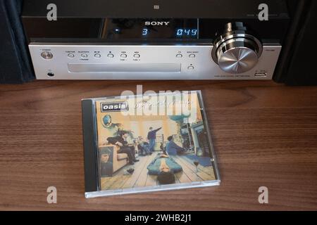 Definitely Maybe è stato originariamente pubblicato nell'agosto 1994 dalla Oasis. È stato l'album di debutto più venduto di sempre (all'epoca). CD davanti al lettore CD Foto Stock
