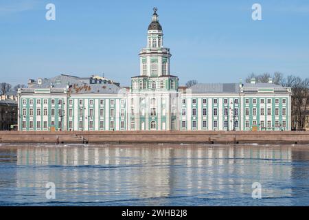 SAN PIETROBURGO, RUSSIA - 09 APRILE 2023: L'antico edificio della Kunstkamera in una soleggiata giornata di aprile Foto Stock