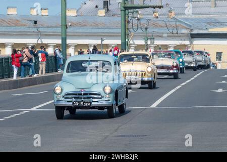 SAN PIETROBURGO, RUSSIA - 20 MAGGIO 2023: Auto sovietica GAZ-20 "Pobeda" e un convoglio di auto Volga GAZ-21 in una sfilata di trasporto rétro in una giornata di sole. Poll Foto Stock