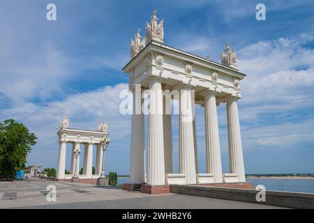 VOLGOGRAD, RUSSIA - 15 GIUGNO 2023: Propilei della scala principale centrale sul terrapieno del Volga in un giorno di giugno soleggiato Foto Stock