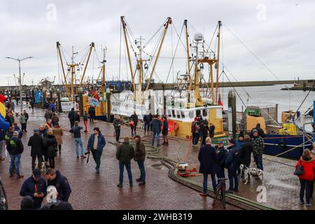 DEN OEVER - pescatori di gamberi durante un'azione nel porto di Den Oever. I pescatori protestano contro, tra l'altro, la Wadden Association, che sta tentando di fermare la pesca dei gamberetti nel Mare di Wadden attraverso i tribunali. ANP ANTON KAPPERS netherlands Out - belgio Out Foto Stock