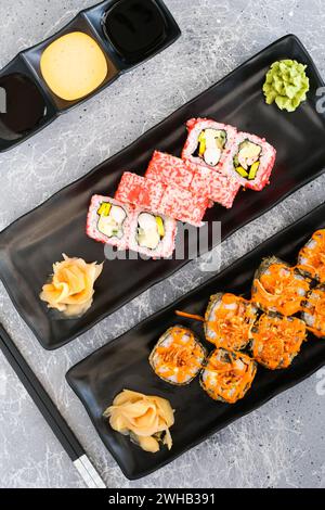 Set di panini con formaggio, gamberi, avocado e cetrioli, coperti di caviale rosso e panini al forno con formaggio Foto Stock