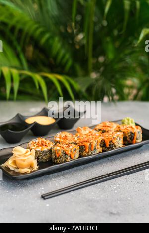 Panini al forno con formaggio serviti con wasabi, zenzero sottaceto, salsa di soia e maionese Foto Stock